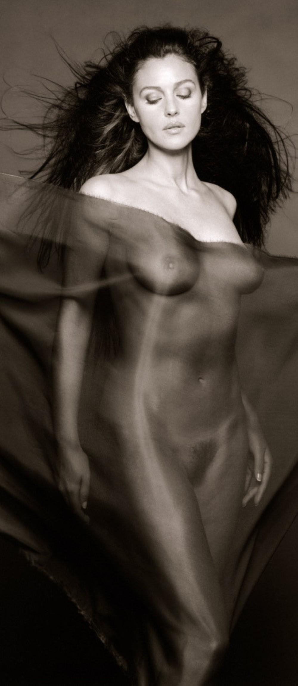 Моника Белуччи грудь голая