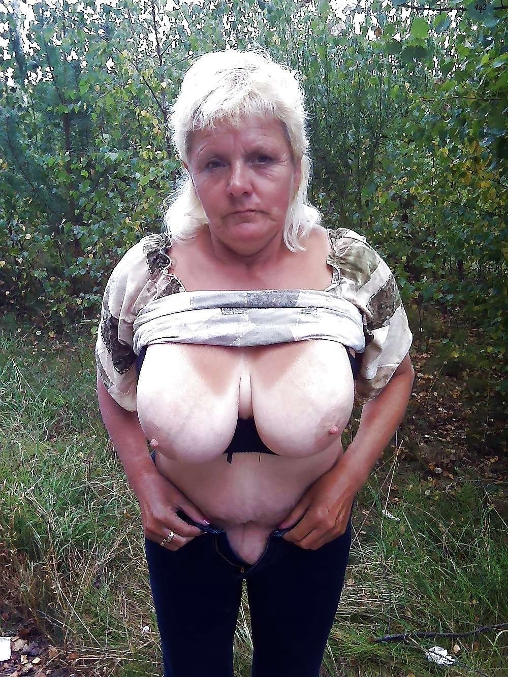 Бомжиха с большими сисями