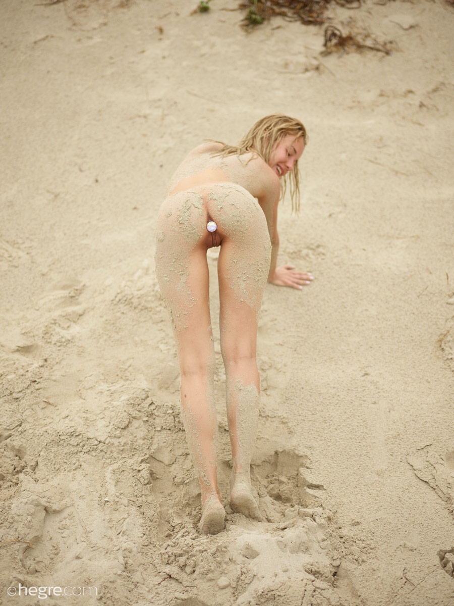 Нудистка с анальной пробкой