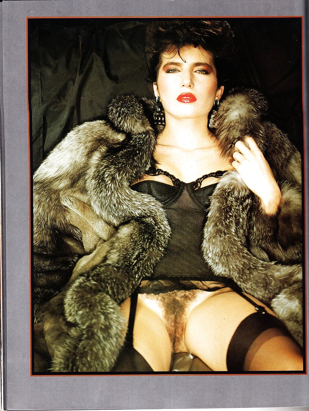 Взрослая голая женщина в шубе