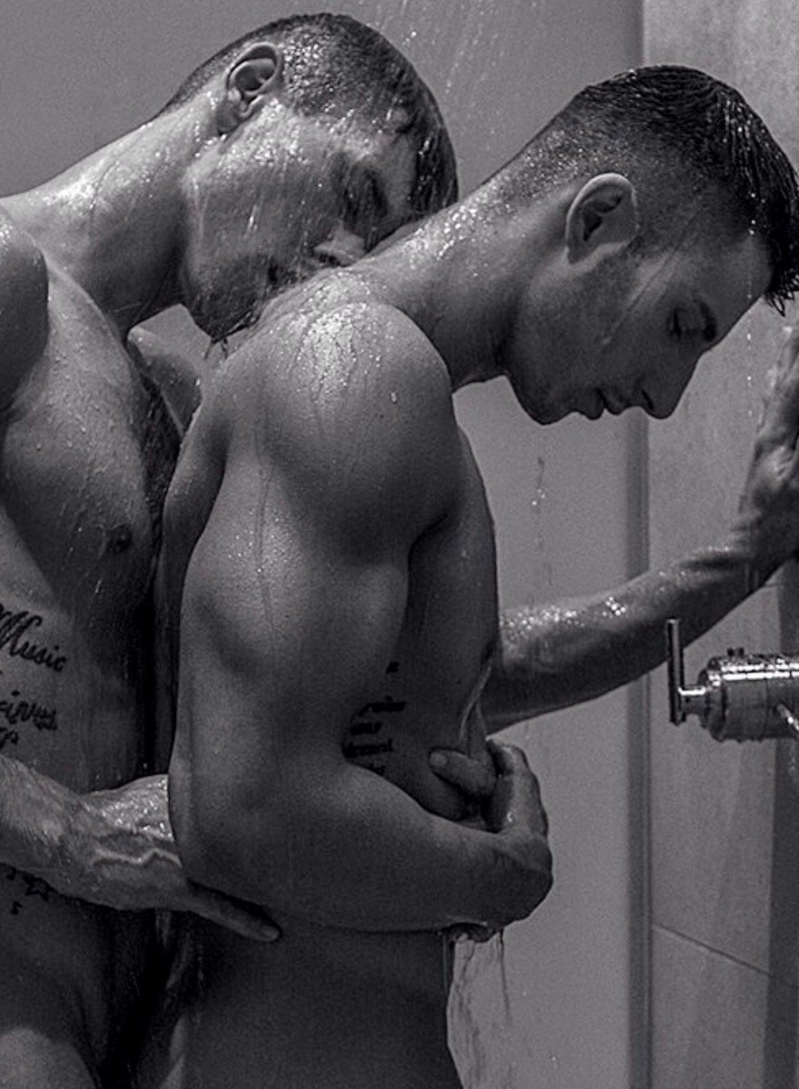 Голый заключены. В душе