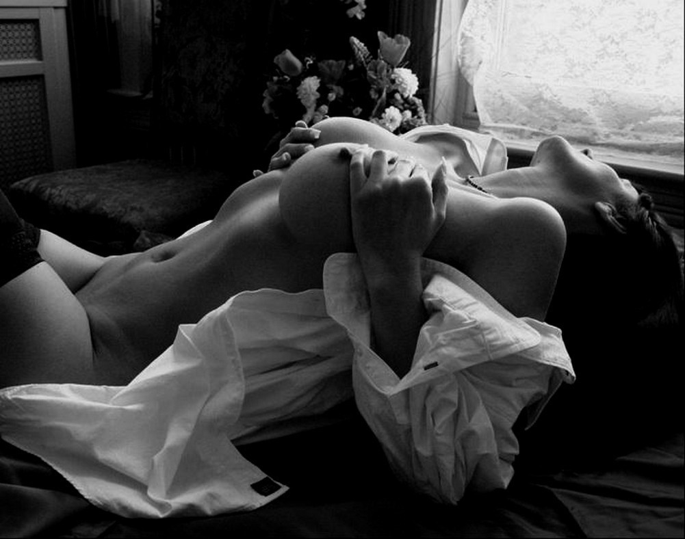 Kristof Cale связан в постели голый