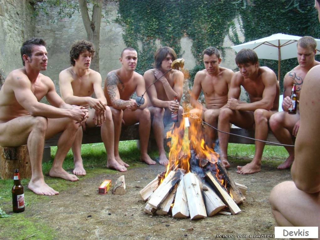 Девушка раздевается на пикнике