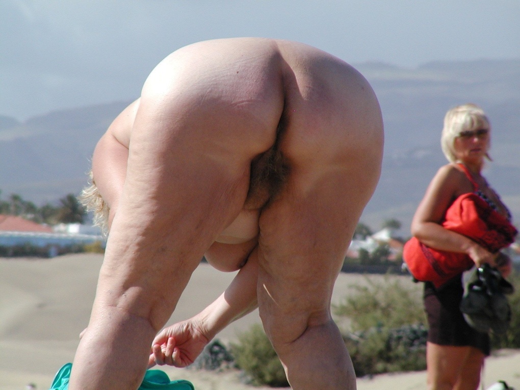 Подсмотренные голые задницы на пляже