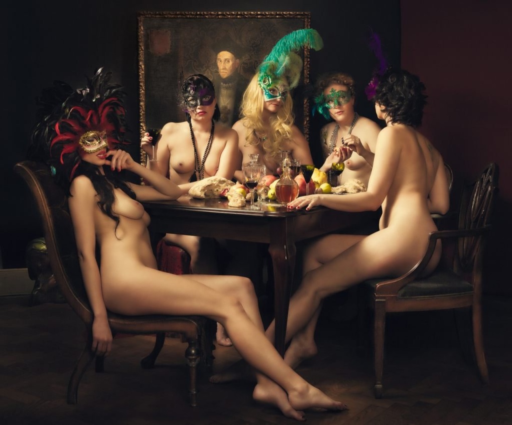 Голые девки в ночных клубах