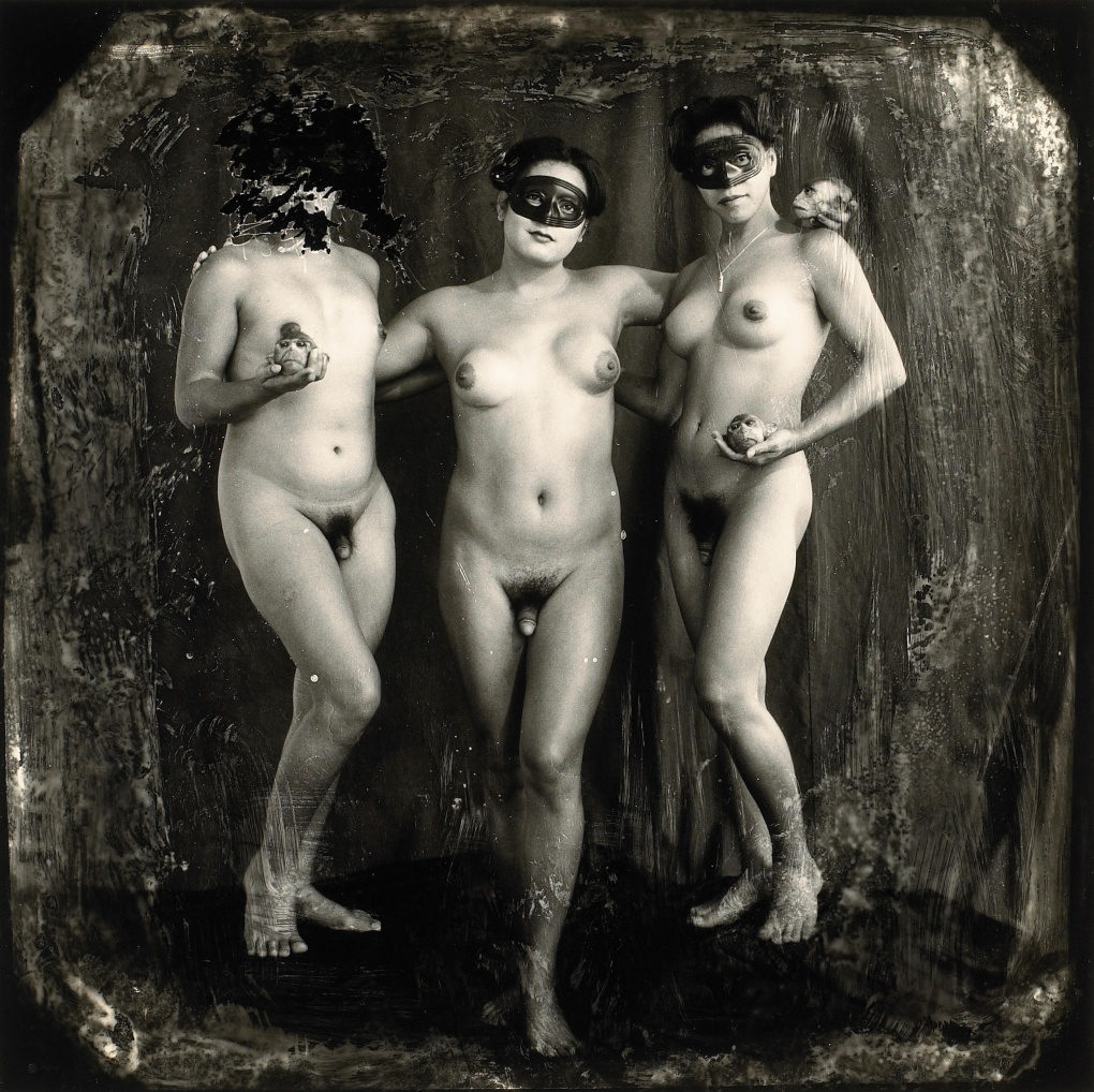 Голая в страшной маске