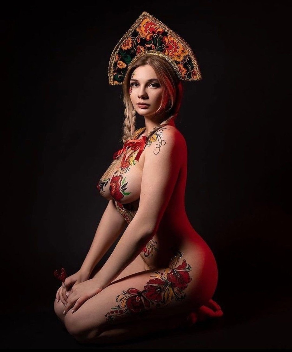 Голые красавицы в кокошниках