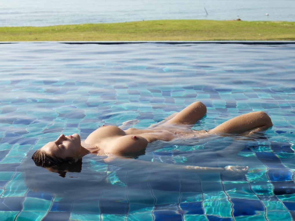 Эротическая фотосессия в бассейне