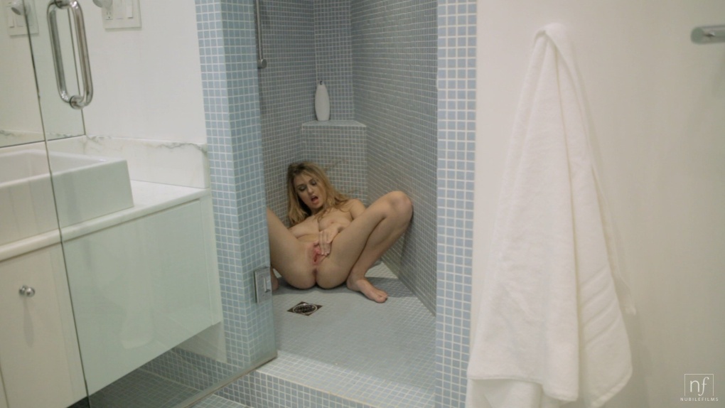 Женский писсинг в кустах