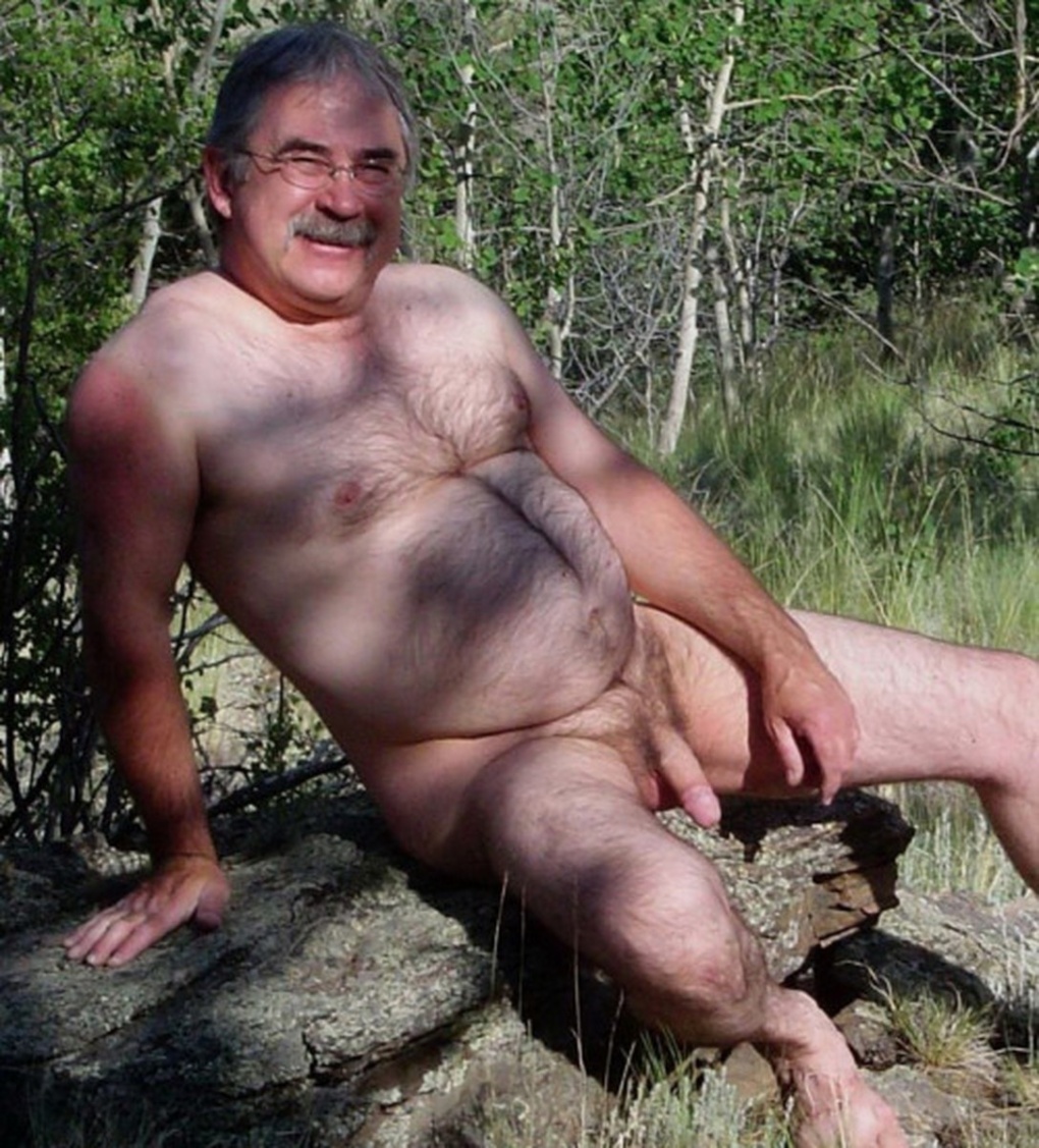 Очень старый голый дед