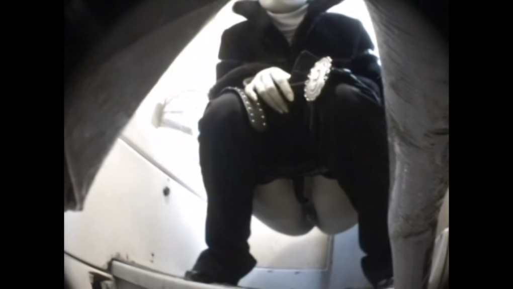 Скрытая камера в туалете поезда