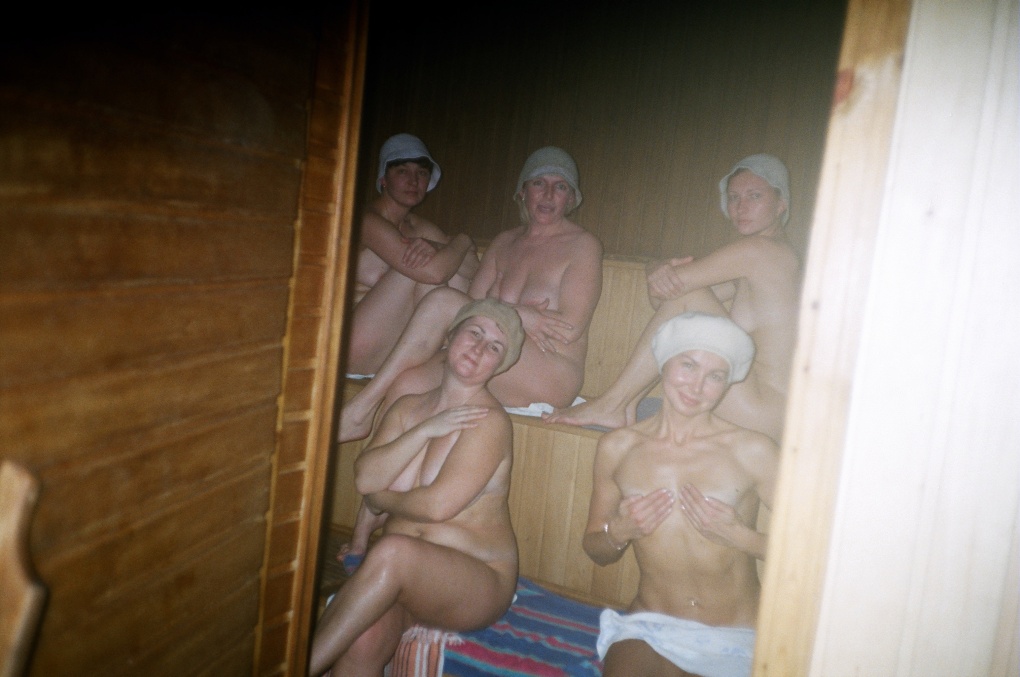 Голые женщины в деревенской бане