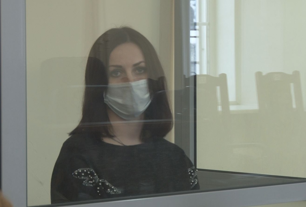 Девушка прикована к дереву