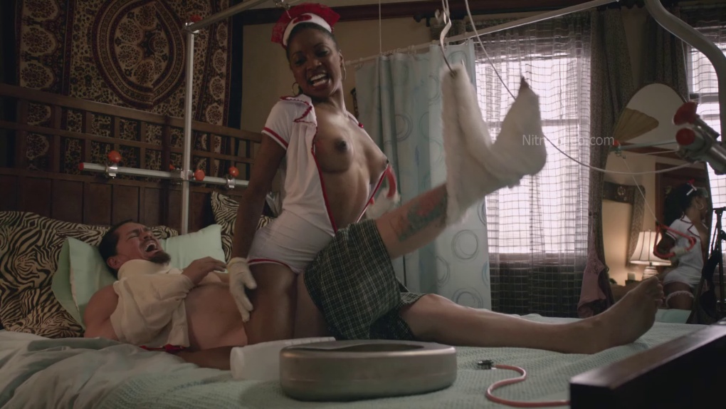 Голая Шанола Хэмптон в сериале «Бесстыдники», 2011