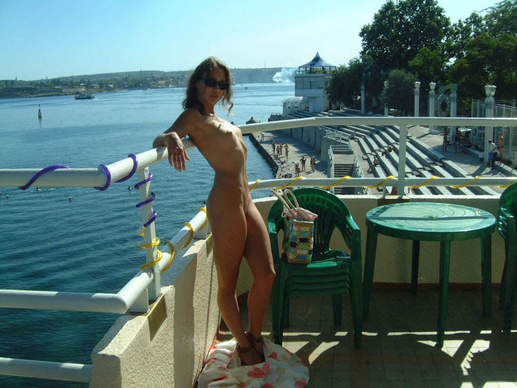 Девушка на турбазе без трусов