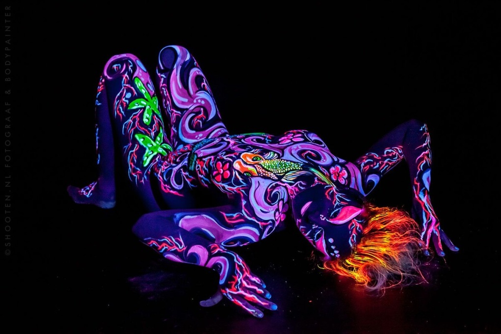 Неоновая попа