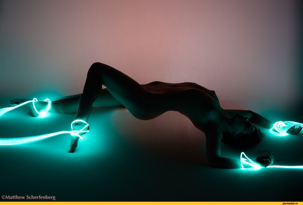 Голая в неоновом свете