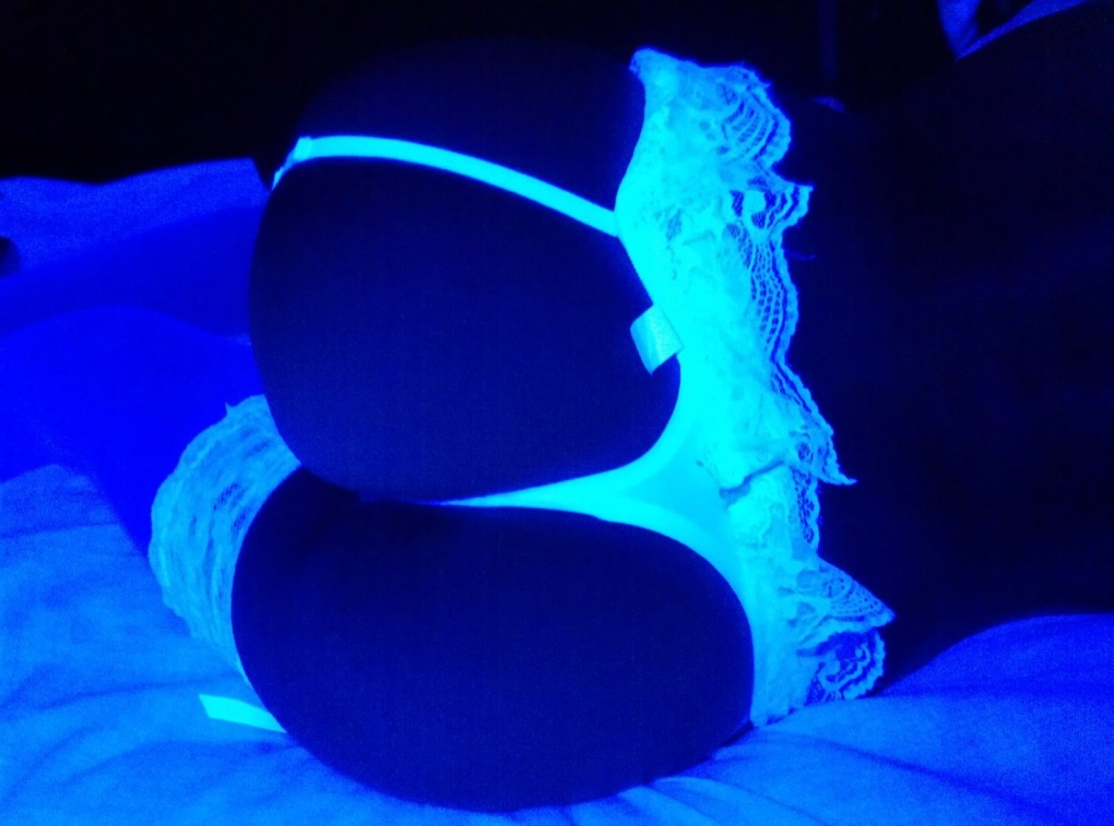 Голая под ультрафиолетом