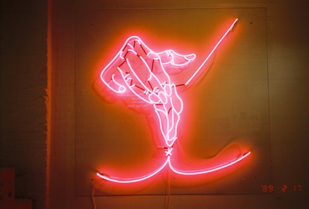 Неоновая вывеска инопланетянин