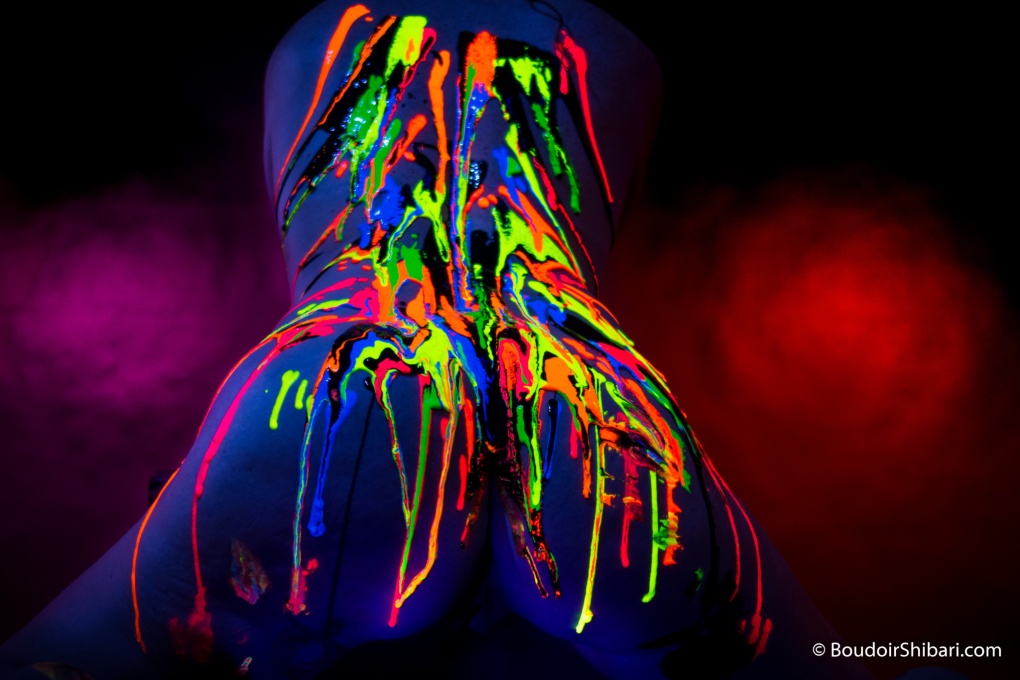 Разрисованная попа с пистолетом неон арт вблизи