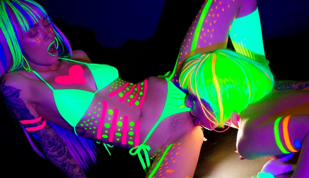 Голая в неоновом свете