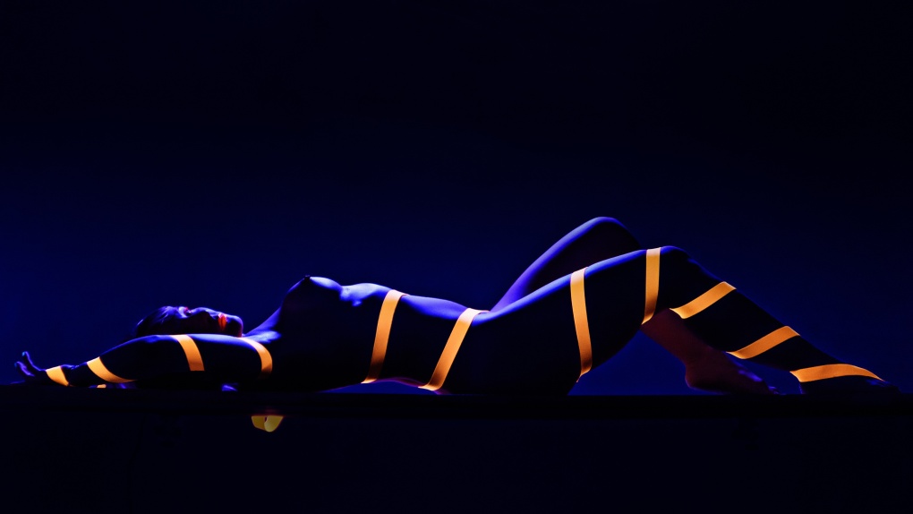 Девушка в неоне