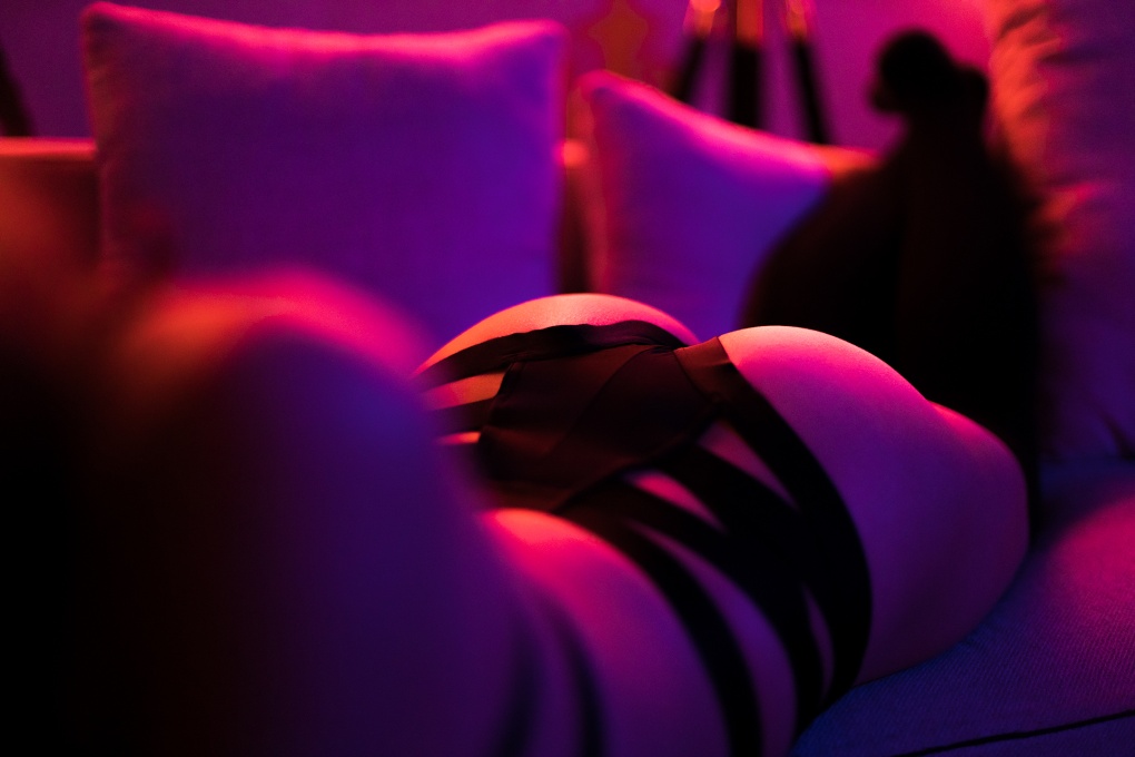 Неоновые очертания девушки