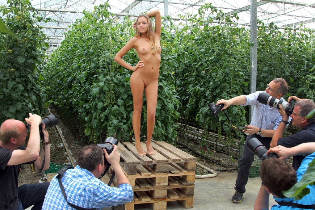 Девушки раздеваются перед парнями на улице