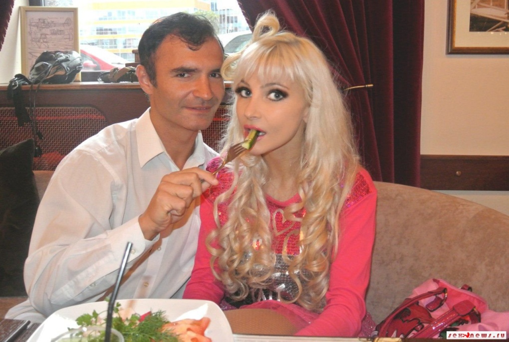 Выебал блондинку на диване