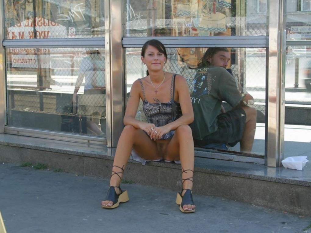 Девушки без трусиков в общественных местах