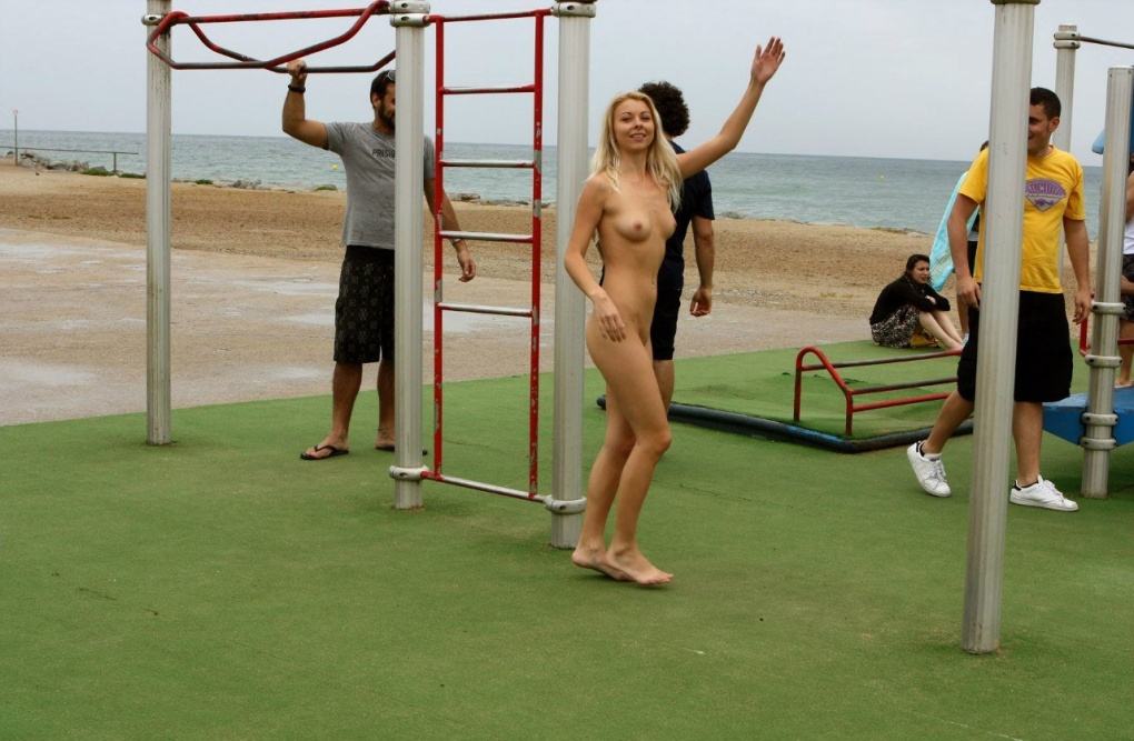 Голышом на спортивной площадке