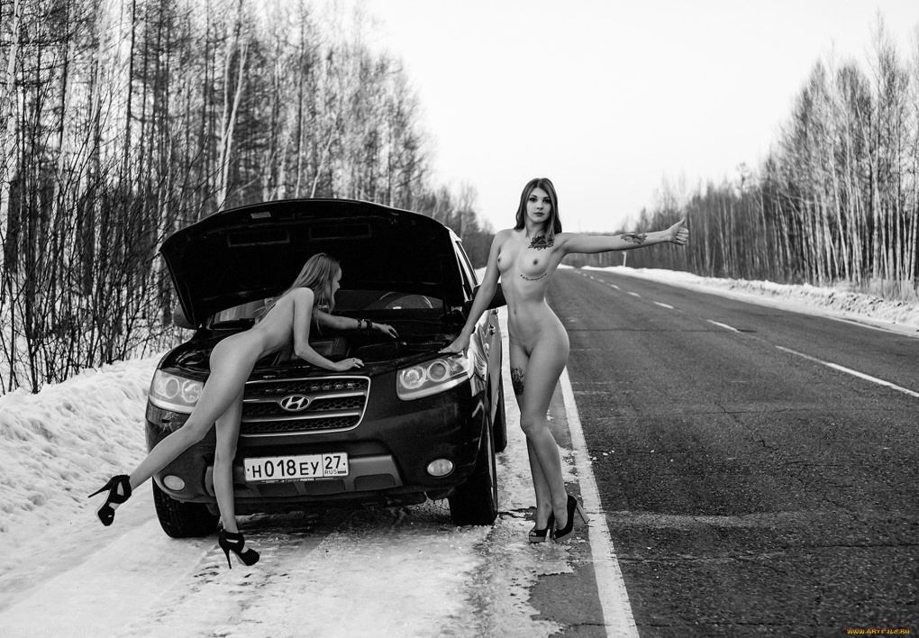 Голые девчонки на трассе