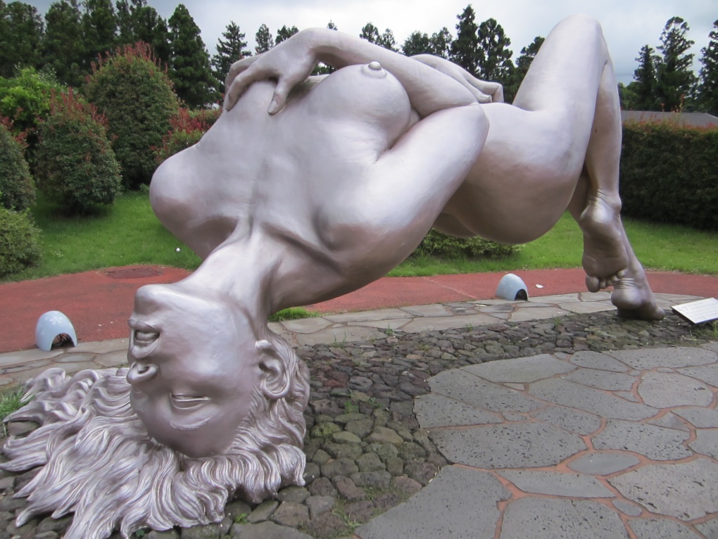 Голые тёлки на столе с едой