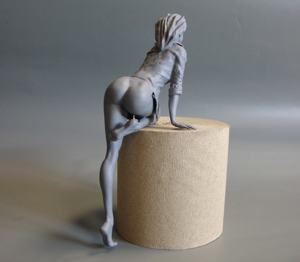 Голая баба лежит на спине