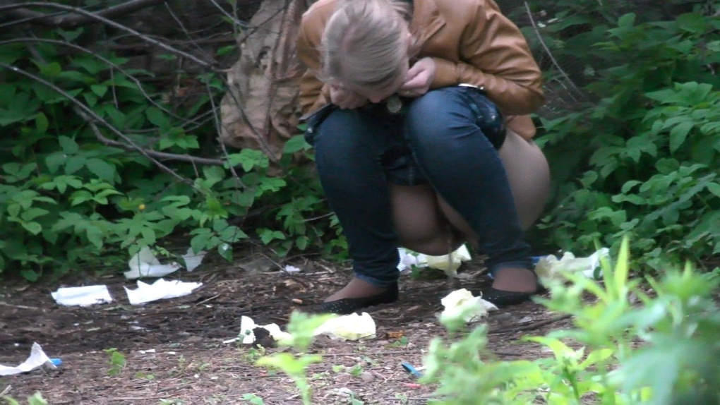 Девушки сикают на улице