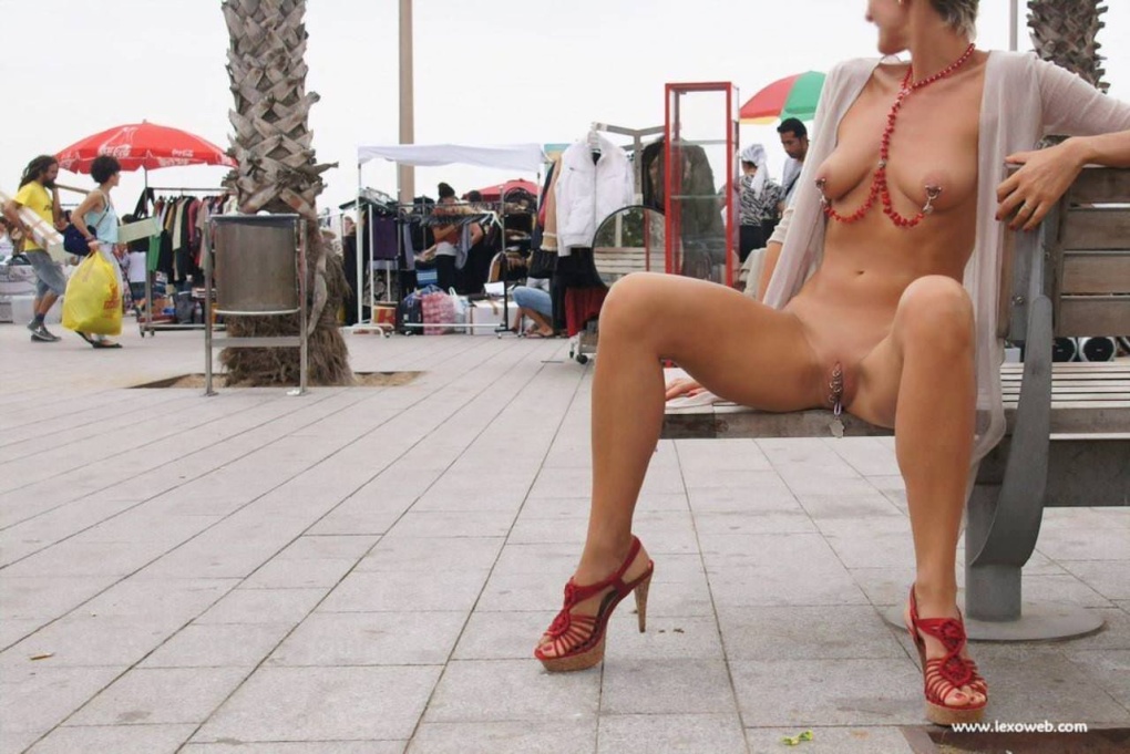 Анальная пробка на публичном пляже