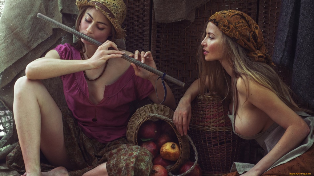 Голые блондинки с гитарами