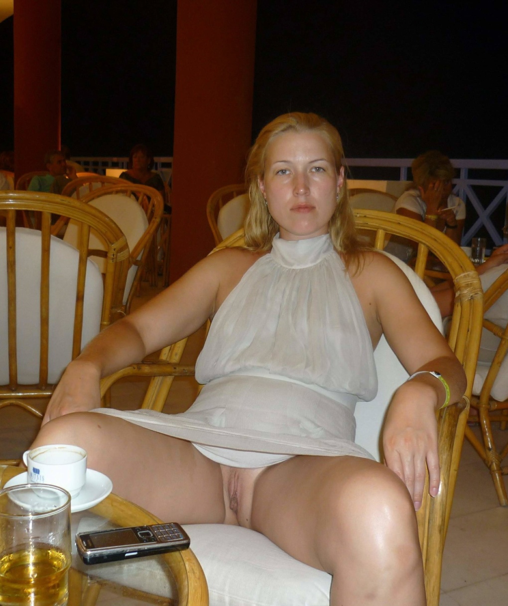 Жена без трусиков в гостях