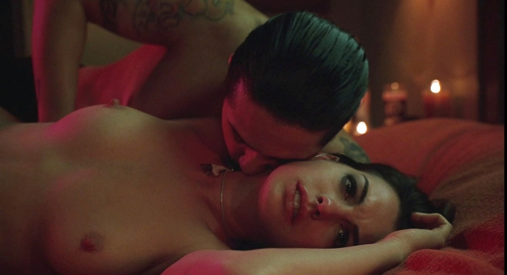 Мэгги Джилленхол голая в фильме