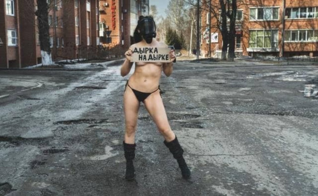 Сфотографировалась голой на фоне полиции.