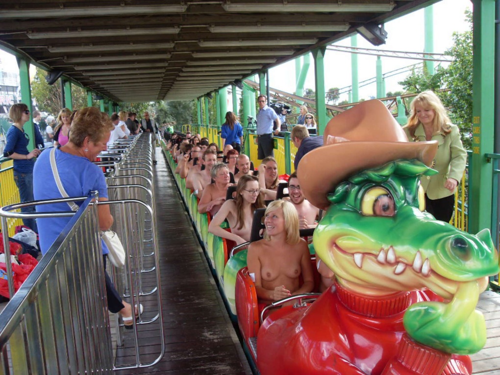 Голые девчонки на корабле