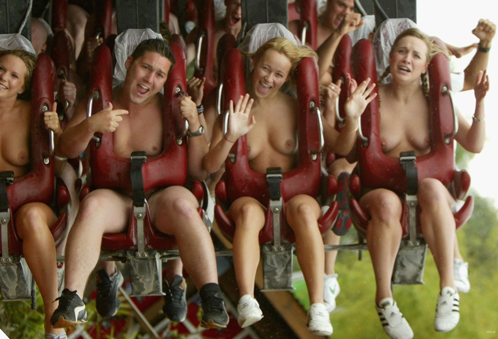 Голые женщины на аттракционах