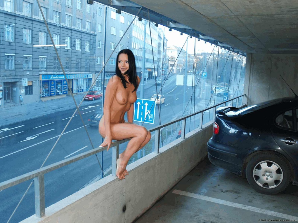 Девушка раздевается на стоянке