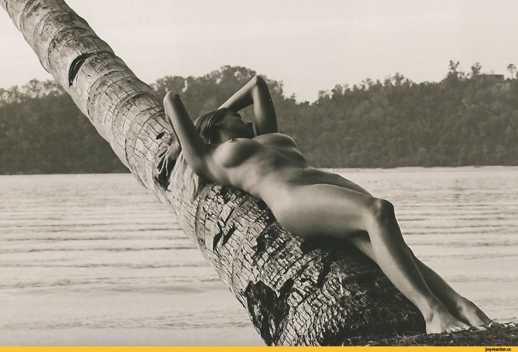 Голая Марианна Меркулова на кровати