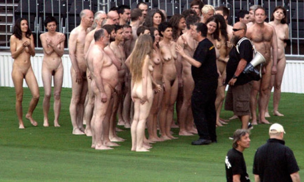 Голые парни на модном подиуме