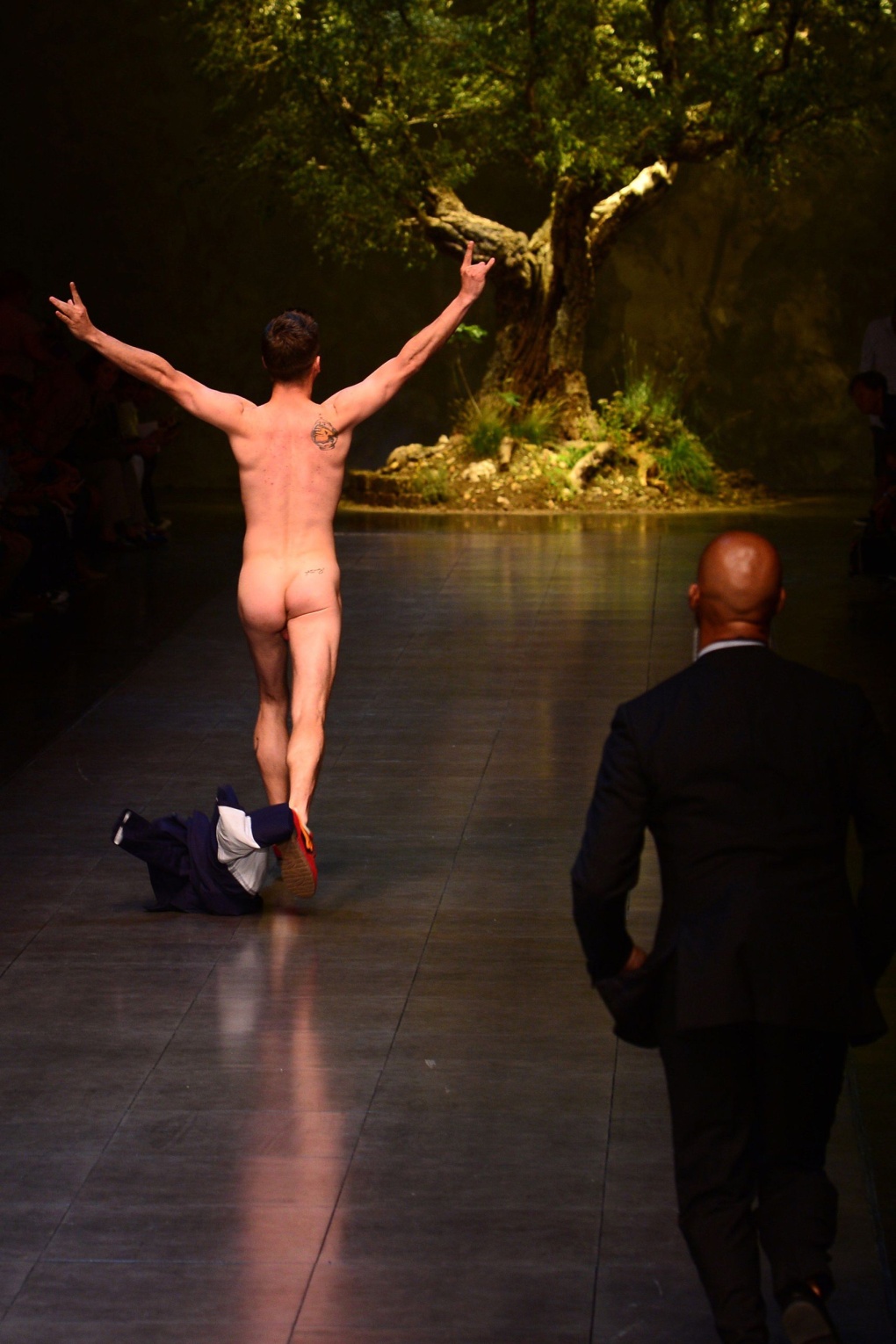 Люди раздеваются в музее