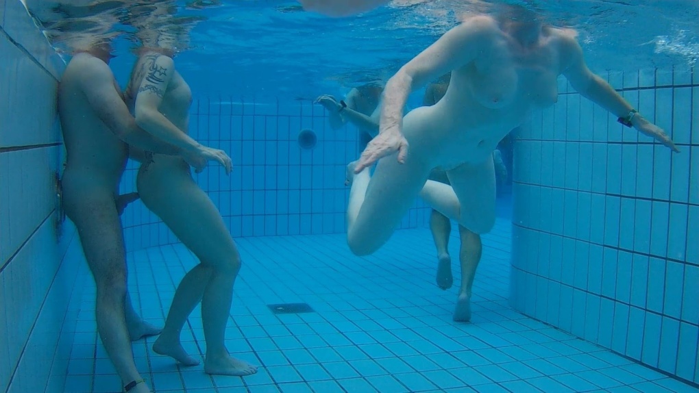 Плаваю без трусов в бассейне