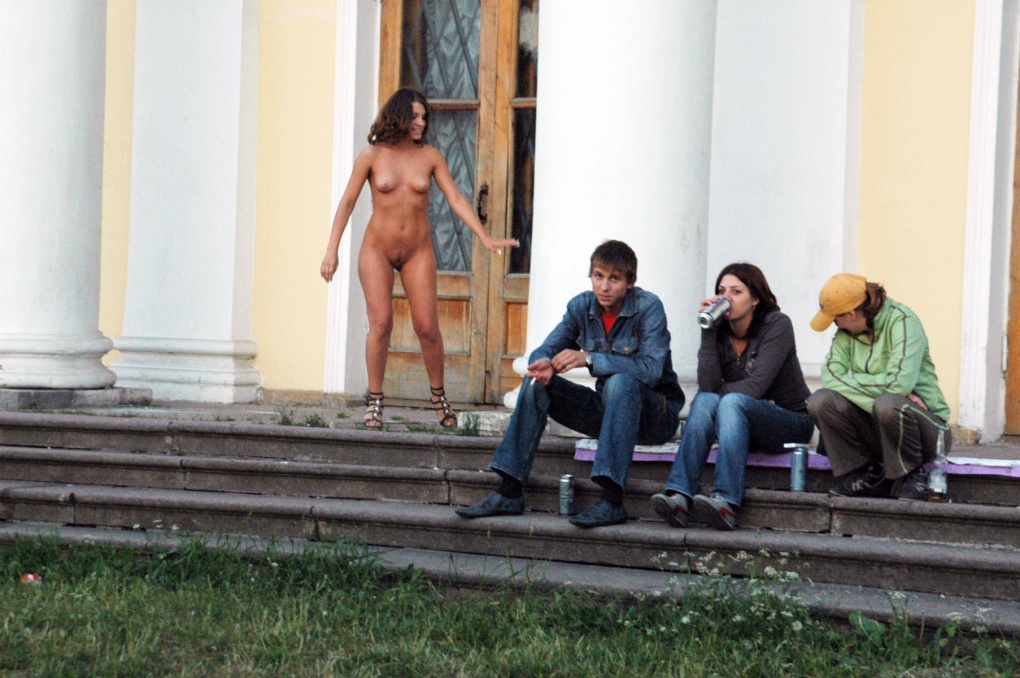 Голый парень перед женщинами