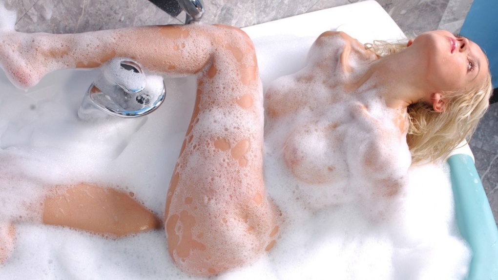 Девушка в мыльной пене