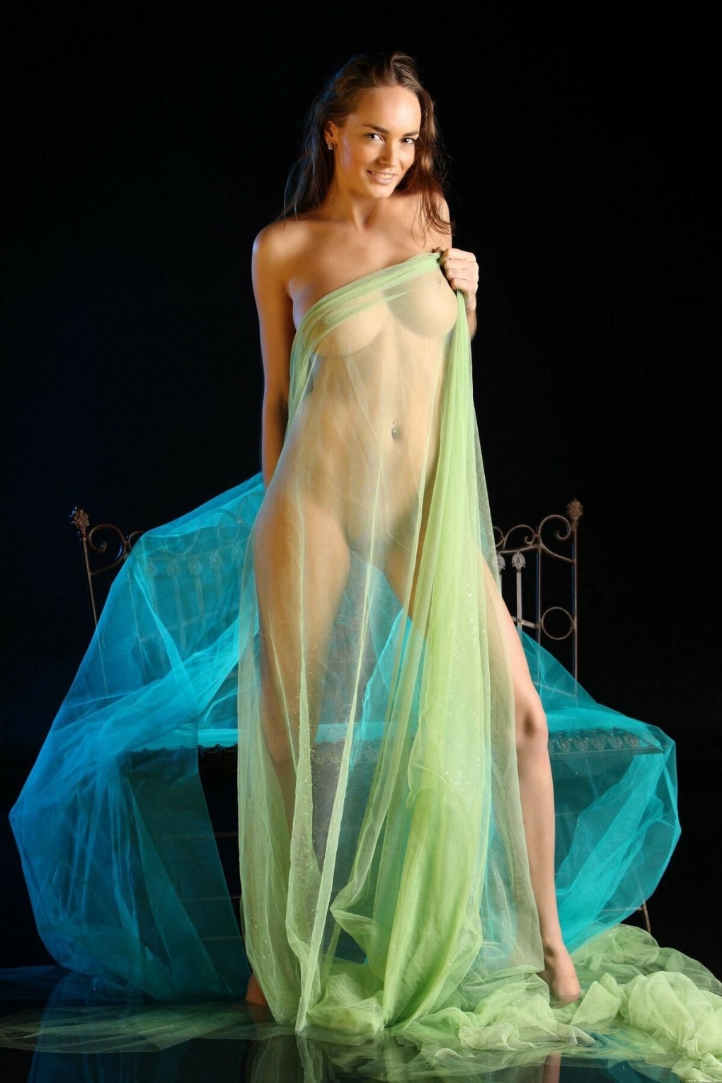 Голые девки в мокрых майках